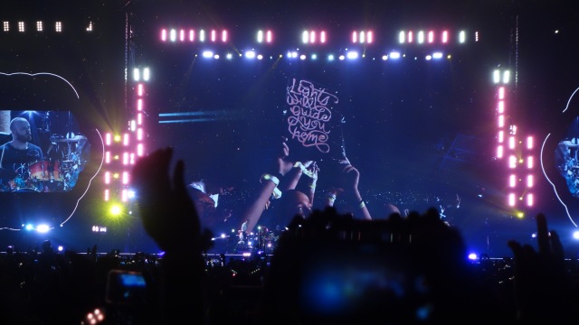 Penampilan Coldplay saat di Singapura. (Foto: Cornelius Bintang/kumparan)