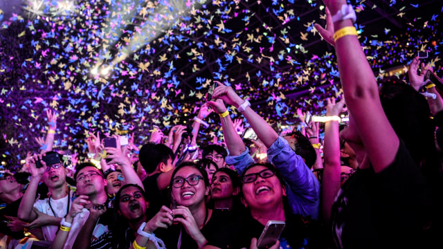 Kemeriahan konser Coldplay di Singapura. (Foto: The Straits Times/Mark Cheong via REUTERS)