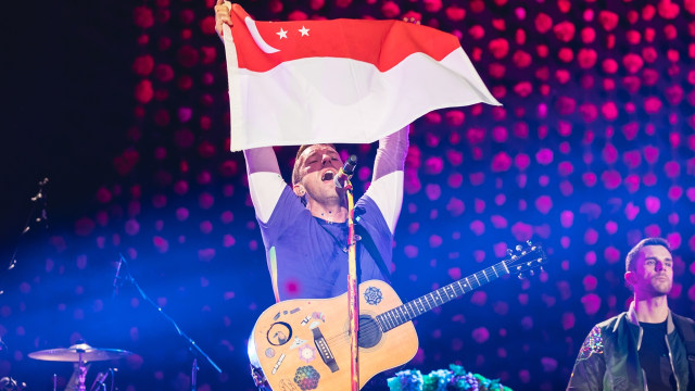 Coldplay mengibarkan bendera Singapura. (Foto: Dok. Livenation Lushington)