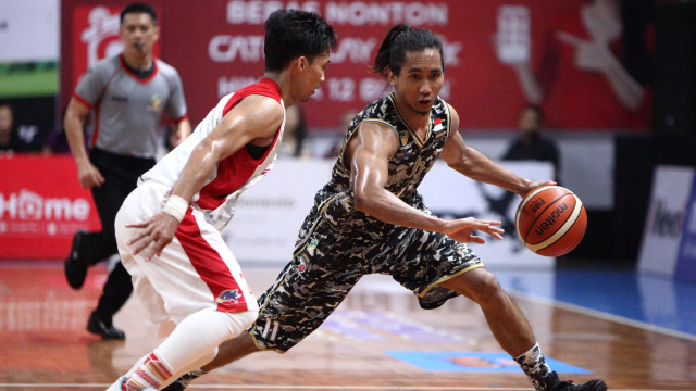 Sandy Febriansyakh dihadang pemain Garuda. (Foto: IBL Indonesia)