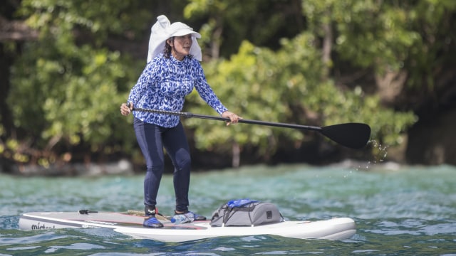 Aksi Menteri Susi saat bermain Paddle Board. (Foto: Ridho Robby/kumparan)