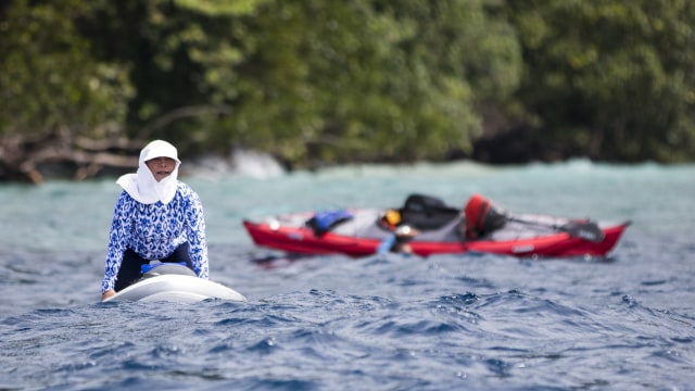 Susi bermain Paddle Board di Pantai Lubang Buaya. (Foto: Ridho Robby/kumparan)