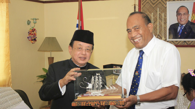 Dr Gary R. M. Jusuf dan Y. M. Taneti Maamau (Foto: Dok. KBRI Suva)
