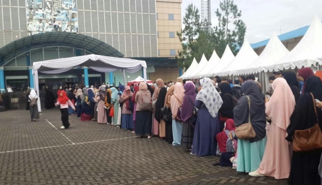 Antrean peserta kuliah Zakir Naik di Bandung  (Foto: Tim Media Zakir Naik Indonesia Visit 2017)