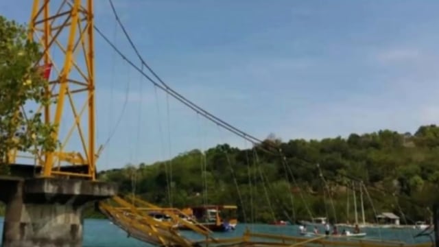 Jembatan rubuh di Bali (Foto: Youtube Chairil Video)