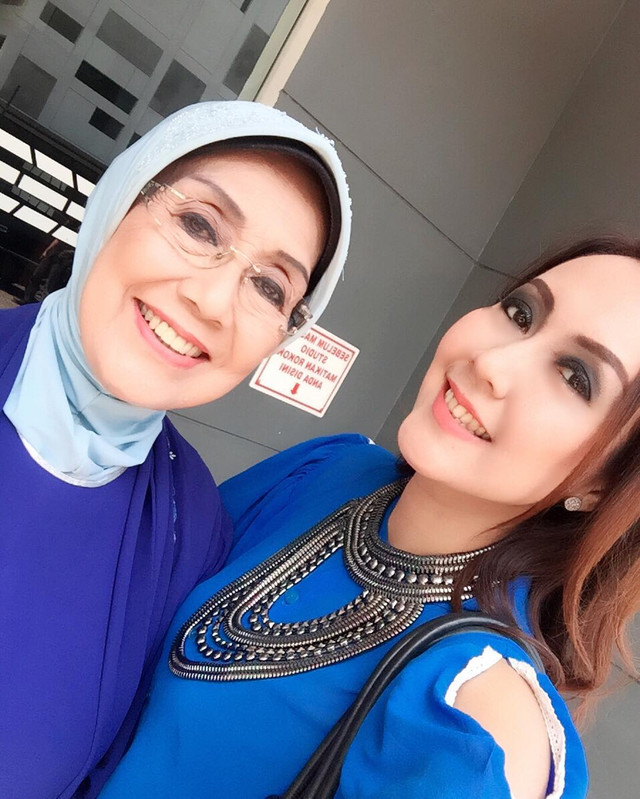 Pesinetron Nani Wijaya dan Anaknya, Cahya Kamila. (Foto: Instagram @cahya_kamila88)