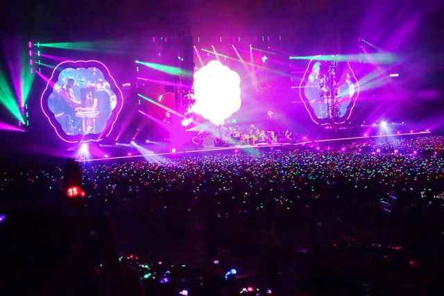 Gemerlap panggung konser Coldplay. (Foto: Cornelius Bintang/kumparan)