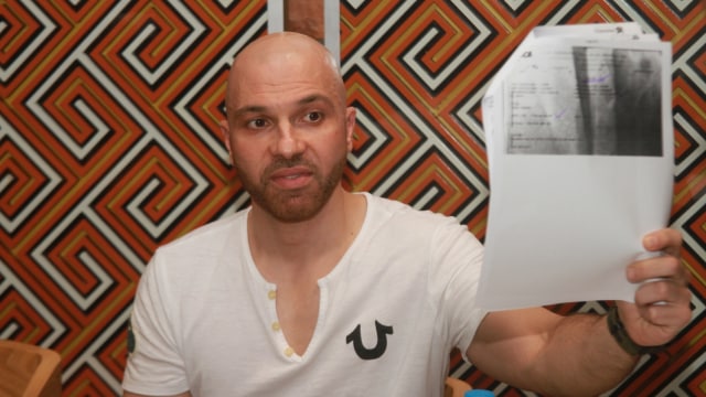 Sajad Ukra tunjukan bukti transfer ke Nikita. (Foto: Munady)