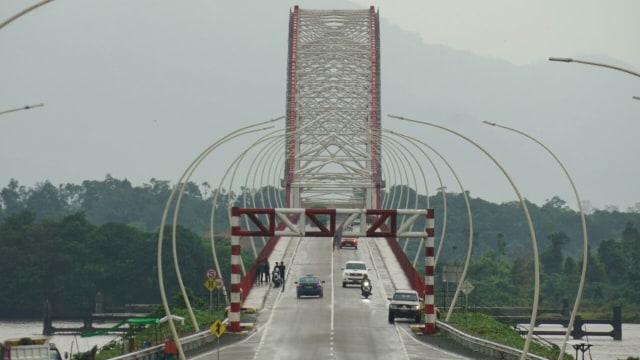 Jembatan Kapuas Tayan, Kalimantan Barat. (Foto: Aditia Noviansyah/kumparan)