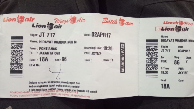 Tiket keberangkatan pesawat Lion Air yang delay. (Foto: Wandha Hidayat/kumparan)