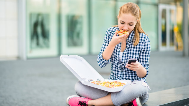 Ilustrasi makan pizza. (Foto: Thinkstock)