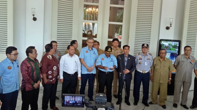 Soni Sumarsono bersama jajaran pejabatnya (Foto: Aria Pradana/kumparan)