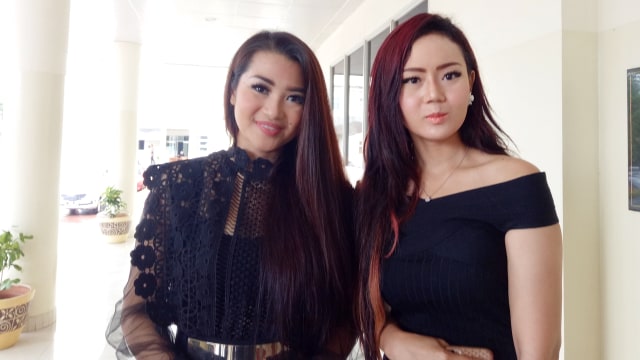 Fitri Karlina (kiri) usai jenguk Jupe. (Foto: D.N Mustika Sari/kumparan)