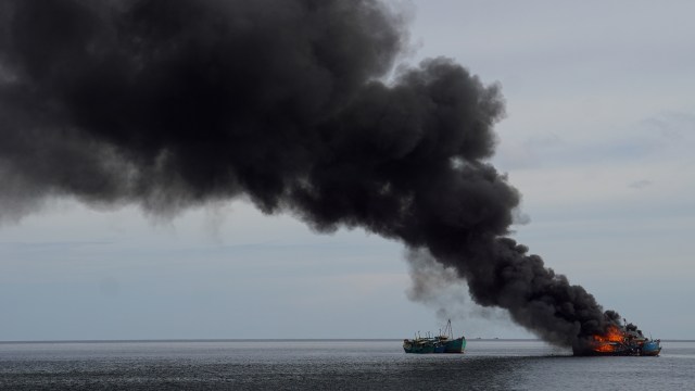Penenggelaman kapal illegal fishing di Pontianak. (Foto: Aditia Noviansyah/kumparan)