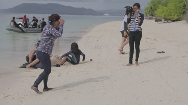 Susi menggunakan paddle board ke Pulau Pombo (Foto: Ridho Robby/kumparan)
