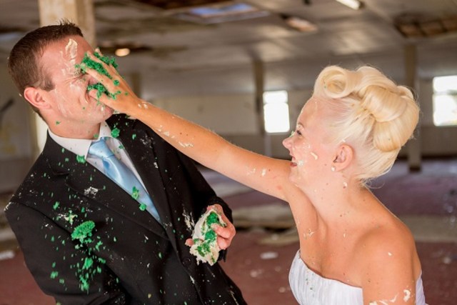 Tradisi saling menyuapi kue pernikahan (Foto: thinkstock)