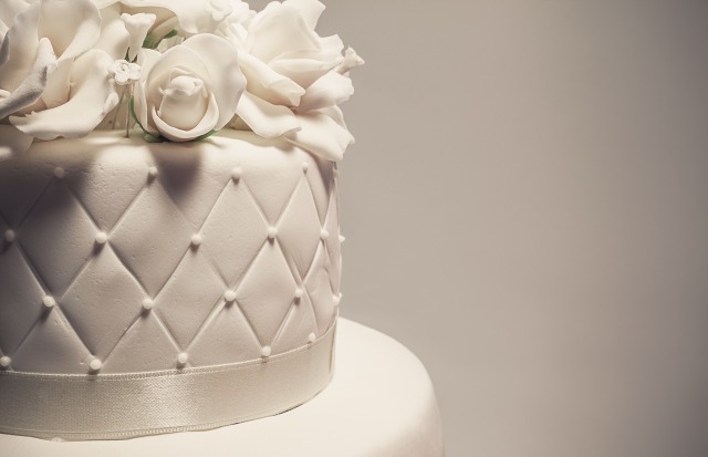 Tradisi menyimpan puncak kue pernikahan (Foto: thinkstock)