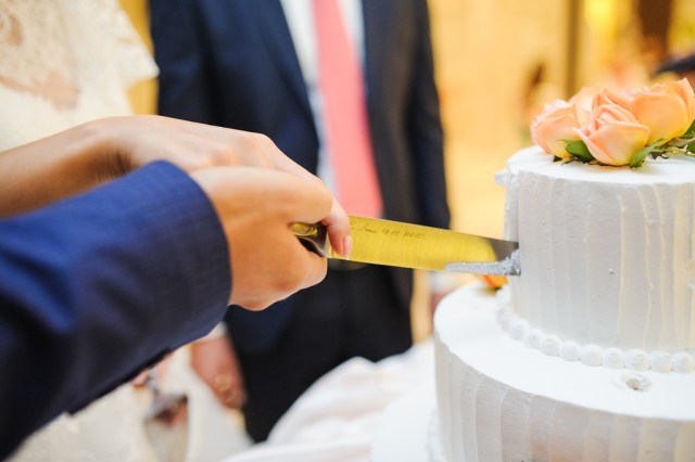 Tradisi memotong kue pernikahan (Foto: www.bridebox.com)