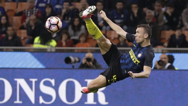 Ivan Perisic dan laku akrobatiknya. (Foto: AP Photo/Antonio Calanni)