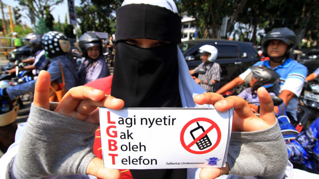 Bahaya menelepon sambil berkendara (Foto: Rahmad/ANTARA)