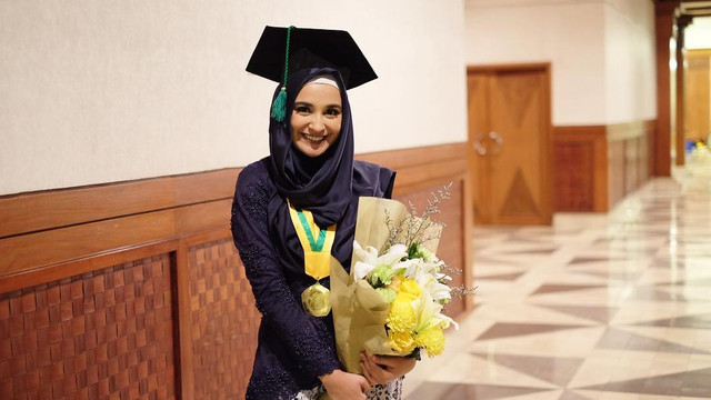Shireen Sungkar usai wisuda S1 (Foto: Instagram @shireensungkar)