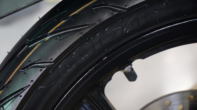 Ban sepeda motor Corsa (Foto: Gesit Prayogi/kumparan)