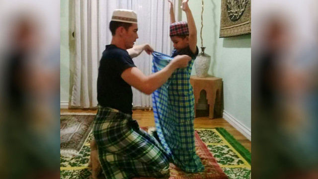 Atalarik Syach mengajarkan putranya salat. (Foto: Facebook Attila Syach)