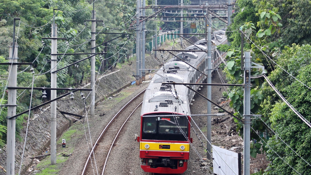 KRL Commuter Line. (Foto: Antara/Reno Esnir)