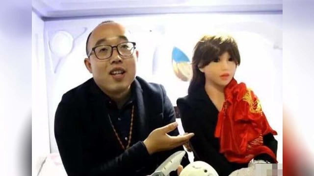 Pria di China menikahi sebuah robot (Foto: english.sina.com)