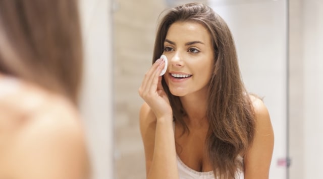 Bersihkan makeup sebelum tidur. (Foto: Thinkstock)