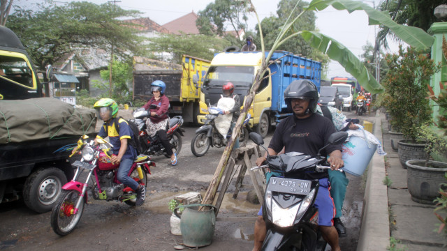 Jalan Kesambi, Porong, Sidoarjo (Foto: Umarul Faruq/ANTARA)