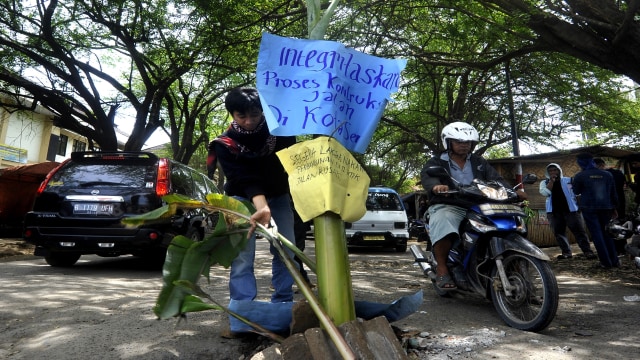 Mahasiswa protes jalan rusak di Serang (Foto: Asep Fathulrahman/ANTARA)