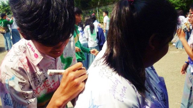 Corat-coret siswa SMA usai lulus ujian sekolah. (Foto: Facebook Sari Kusuma Dewi)