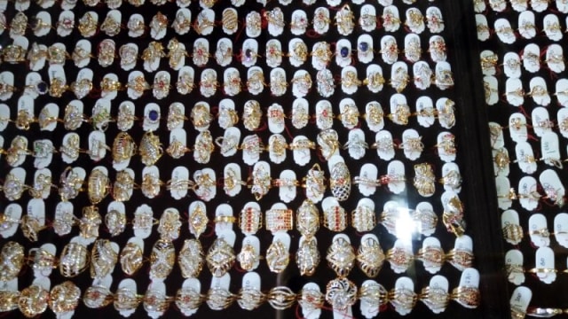 Perhiasan yang dijual di toko perhiasan ACC. (Foto: Ela Nurlaela/kumparan)