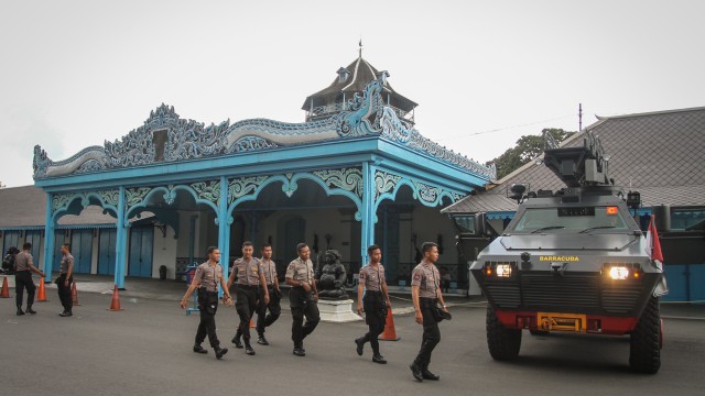 Keraton Solo dijaga polisi (Foto: Mohammad Ayudha/ANTARA)