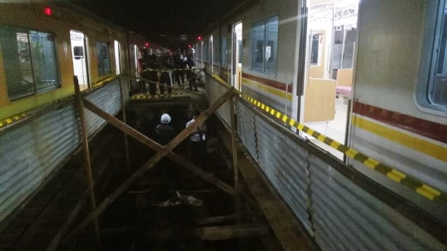 KRL tertahan di Stasiun Cilebut. (Foto: Aditia Rizki Nugraha/kumparan)