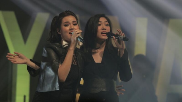 Penampilan duet Raisa x Isyana. (Foto: Cornelius Bintang/kumparan)
