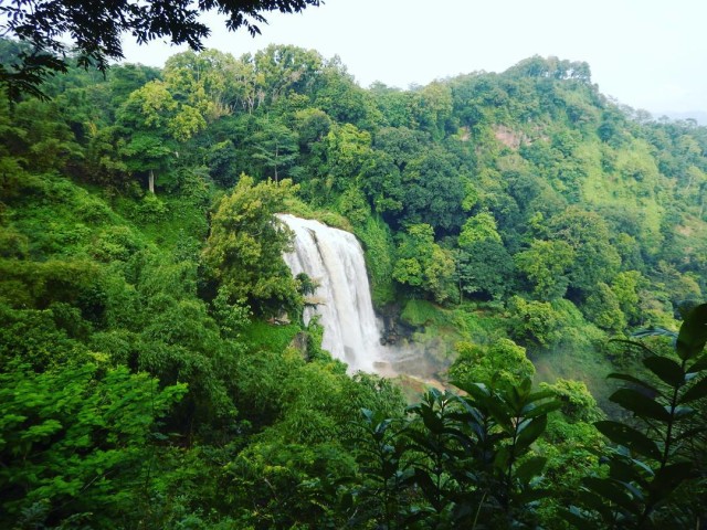 Pemandangan air terjun. (Foto: Instagram: @terdalam_)