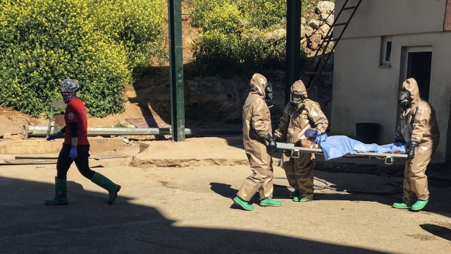 Evakuasi korban serangan kimia di Suriah. (Foto: AP)