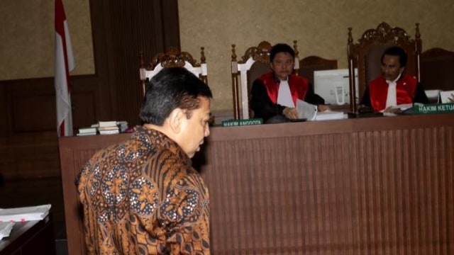 Setya Novanto memasuki ruang sidang e-KTP. (Foto: Fanny Kusumawardhani/kumparan)