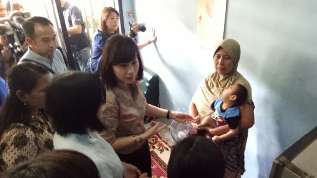 Veronica Tan mengunjungi warga sakit di Manggarai (Foto: Johanes Hutabarat/kumparan)