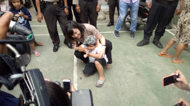 Veronica Tan mengunjungi warga di Manggarai (Foto: Johanes Hutabarat/kumparan)