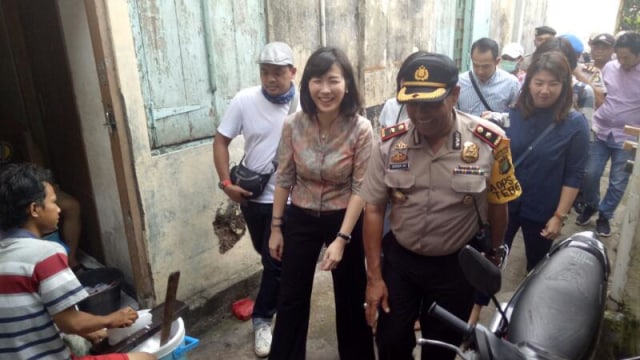 Veronica Tan blusukan ke Manggarai (Foto: Johanes Hutabarat/kumparan)