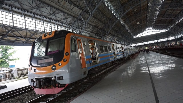 KRL Commuter Line di Stasiun Tanjung Priuk. (Foto: Aditia Noviasnyah/kumparan)