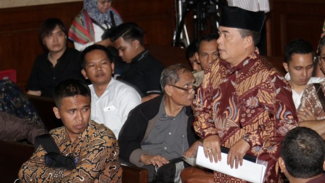Ade Komarudin memasuki ruang sidang e-ktp (Foto: Fanny Kusumawardhani/kumparan)