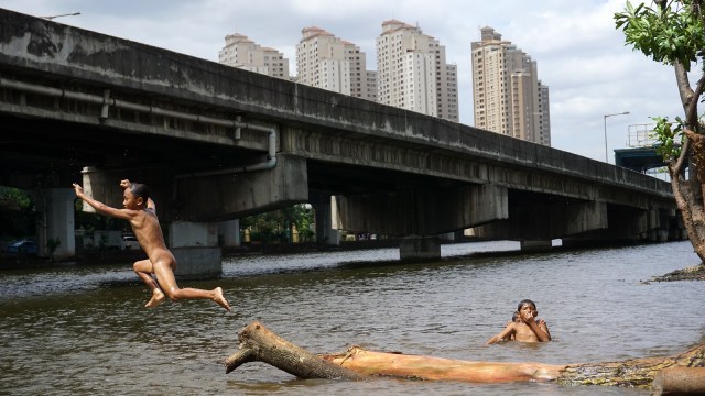 Sejumlah anak bermain di Kali Ancol, Jakarta (Foto: Aditia Noviansyah/kumparan)