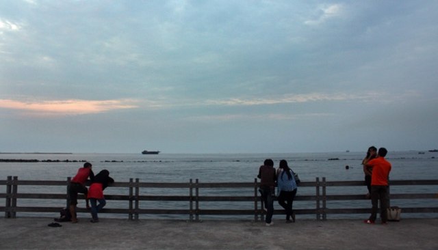 Berbagai Penampakan Pasangan di Pantai Ancol (1)
