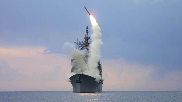 Ilustrasi kapal perang meluncurkan rudal tomahawk. (Foto: wikimedia commons)