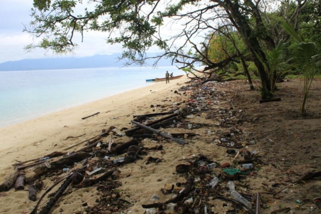 Pulau Pombo Ambon sebelum dibersihkan. (Foto: Dok. Kodam Pattimura Ambon)