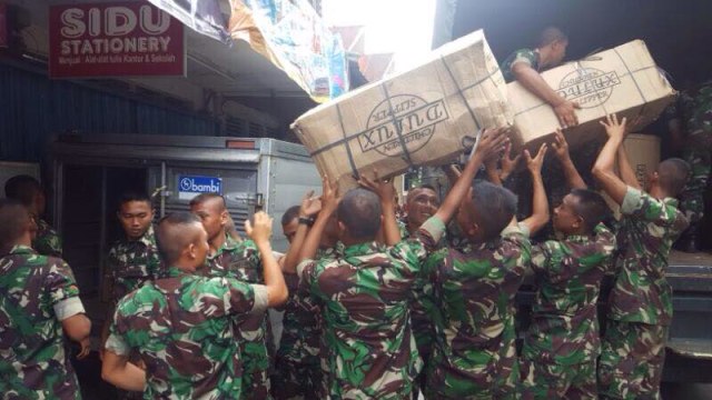 TNI mengangkut kardus berisi paket alat sekolah. (Foto: Dok. Sespri Presiden)